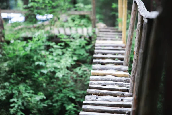 Kleine Holzbrücke über den Gebirgsfluss — Stockfoto