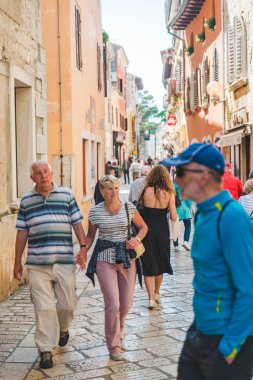 Porec, Hırvatistan - 22 Mayıs 2019: küçük bir turizm şehrinin yanından yürüyen insanlar