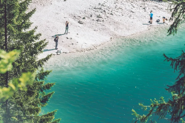 Top view of the beach of lake in dolomites mountains — Stock Photo, Image