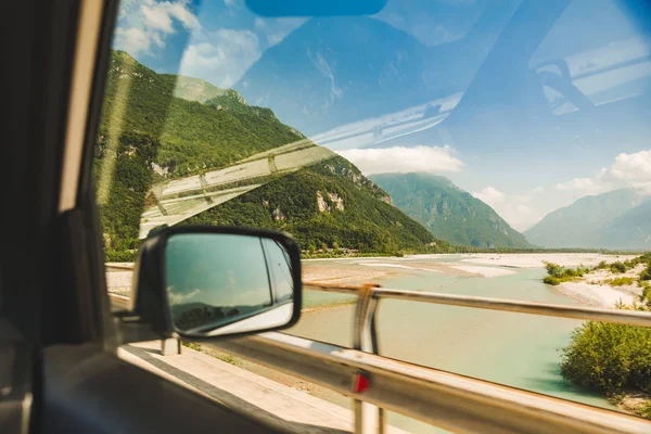 Blick aus dem Autofenster auf Berge mit Fluss — Stockfoto