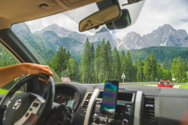 arka planda telefon Dağları navigasyon içinde araba görünümü