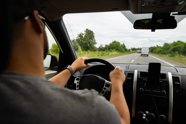 Carro visão conceito de viagem a partir de dentro jovem caucasiano homem condução carro — Fotografia de Stock