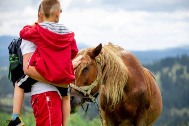 arka planda çocuk Pet at Dağları ile adam