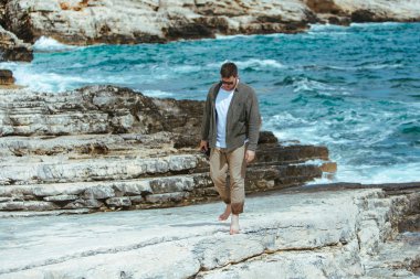 Profesyonel fotoğrafçı deniz manzarası çekiyor.