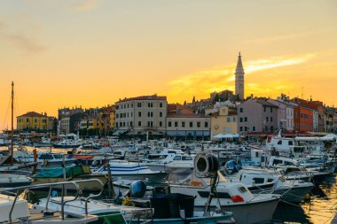 Hırvatistan 'ın güzel Rovinj kentinin gün batımında manzarası