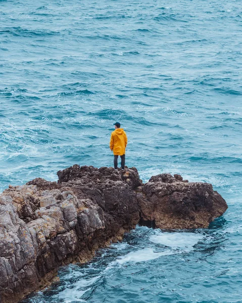 Homem andando por rocha para invadir o mar — Fotografia de Stock