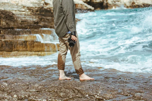 Mann mit Profi kam in der Hand zu Fuß am Strand — Stockfoto