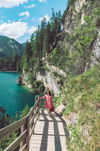 Kvinna som går genom vandringsled runt Braies Lake i Italien Dolomiterna berg. aktivitet fritid livsstil — Stockfoto