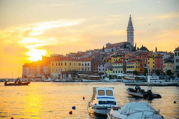 Blick auf die schöne Altstadt von Rovinj in Kroatien bei Sonnenuntergang — Stockfoto