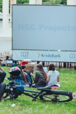 Lviv, Ukrayna-Temmuz 12, 2019: insanlar film izlemek için şehir parkında toplandı