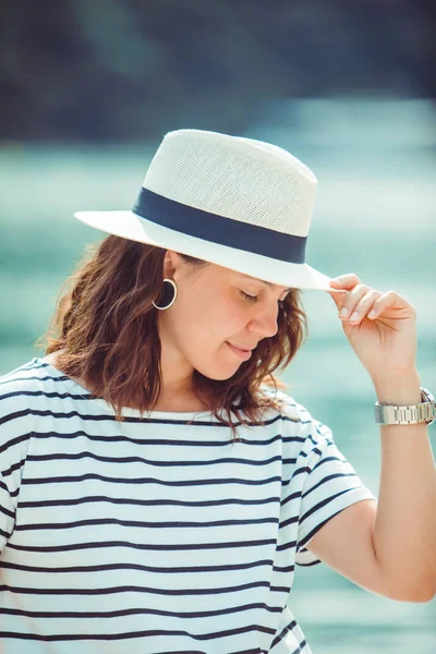 Ritratto donna in cappello fedora bianco — Foto Stock