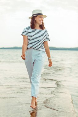 deniz Plajı tarafından yürüyen beyaz kıyafetler kadın