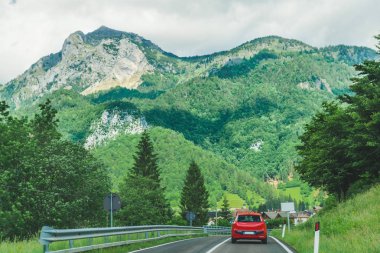 dağlar yol yolculuğu ile yolda küçük kırmızı araba