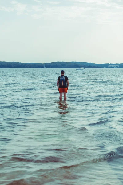 Uomo in piedi in acqua di mare in spiaggia — Foto Stock