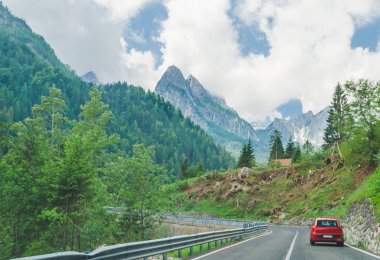 dağlar yol yolculuğu ile yolda küçük kırmızı araba