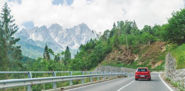 dağlar yol yolculuğu ile yolda küçük kırmızı araba