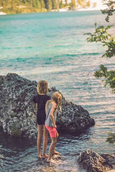 Kinder spielen im Sommer am Seestrand — Stockfoto