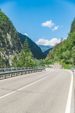 arka planda hız yolu Dağları görünümü
