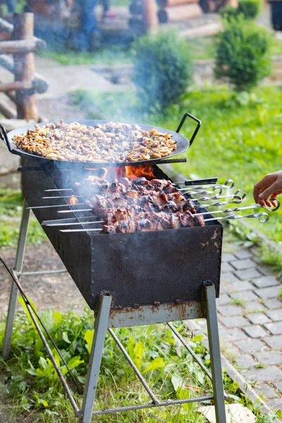 Kook vlees bij BBQ Fire — Stockfoto