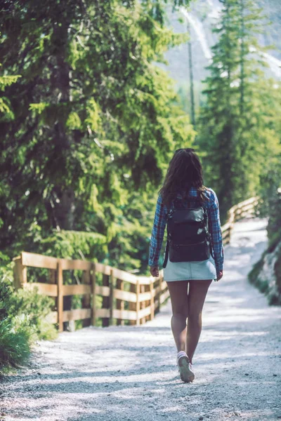 Mulher com mochila de couro caminhadas no parque nacional perto do lago da montanha — Fotografia de Stock