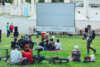 Lviv, Ukrayna-Temmuz 12, 2019: insanlar film izlemek için şehir parkında toplandı