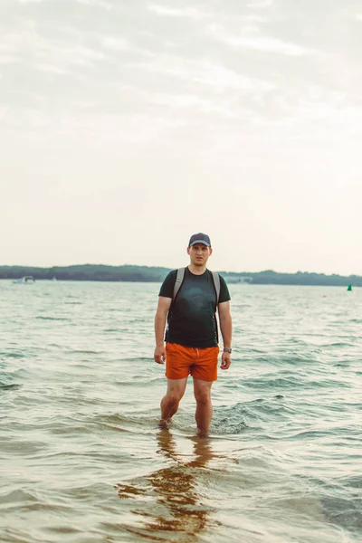 Man stående i havsvattnet vid stranden — Stockfoto