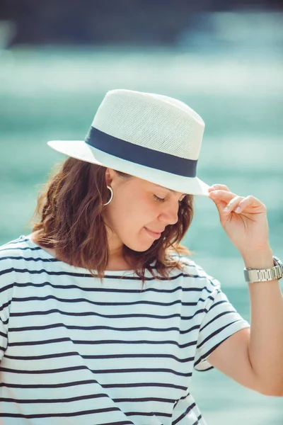 Retrato de mulher em chapéu fedora branco — Fotografia de Stock