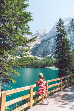dağlarda güzel göl görünümlü üst ayakta kadın