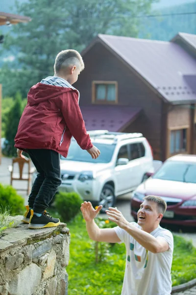 Niño saltando padre captura de divertirse juntos —  Fotos de Stock