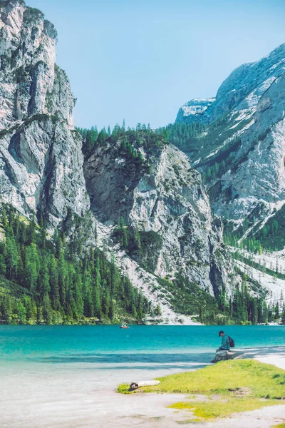 Man sitting at beach of mountains lake enjoying the view — Stock Photo, Image