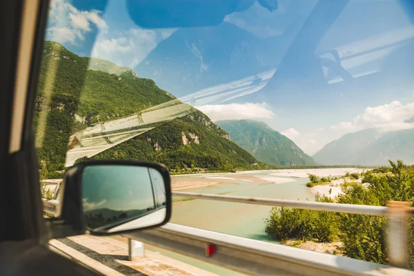 Kilátás az autó ablakából a hegyek a folyón — Stock Fotó