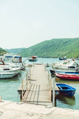 deniz limanındaki tekneler ve gemiler