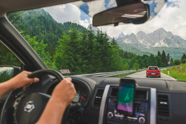 Blick aus dem Auto in die Navigation auf Telefonbergen im Hintergrund — Stockfoto
