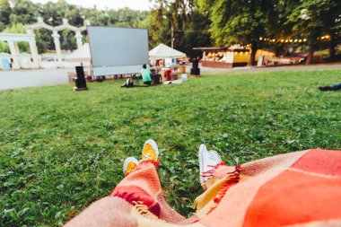 Çift açık hava sinemada battaniye izlerken film ile kaplı