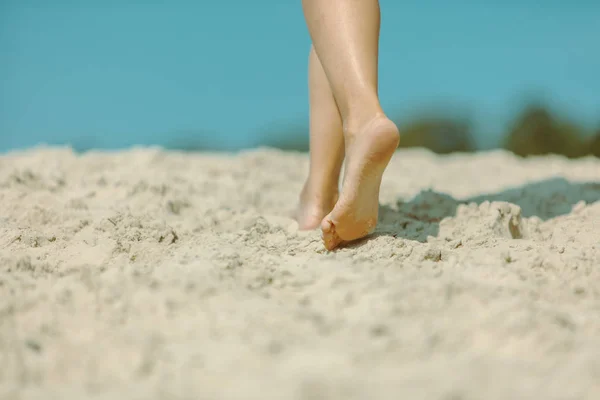 Vrouw benen wandelen door zandstrand zomertijd — Stockfoto