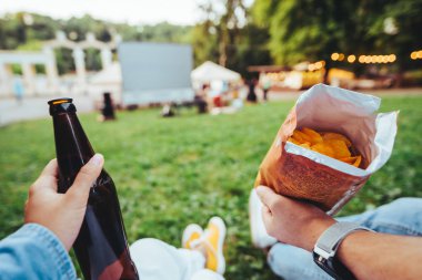 adam açık bira fiş kadın el hava sinema tutmak şişe