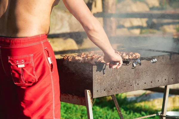 Cottura della carne al fuoco barbecue — Foto Stock