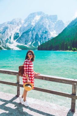 dağlarda gölün önünde duran kadın