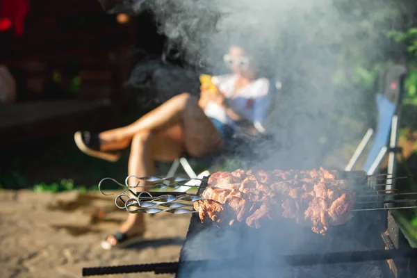 Cottura della carne al fuoco barbecue — Foto Stock