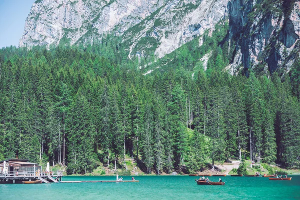 Braies, Itálie-13. červen 2019: lidé, kteří se loďují v horách — Stock fotografie