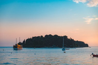 deniz koyu yaz saatinde gün batımında gemi ve yat