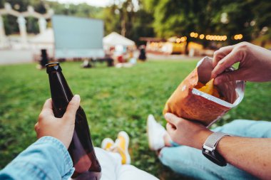 adam açık bira fiş kadın el hava sinema tutmak şişe