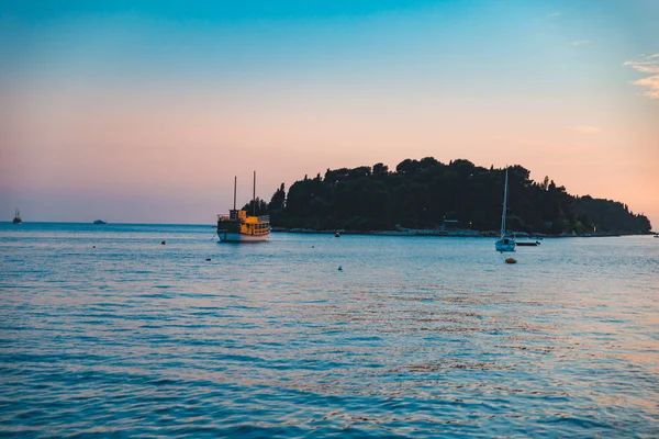 Barco y yate al atardecer en la bahía de mar hora de verano — Foto de Stock