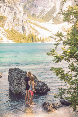 Braies, İtalya - 13 Haziran 2019: Yaz aylarında göl plajında oynayan çocuklar