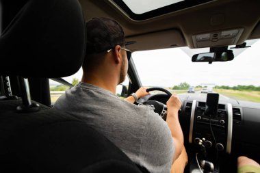 beyaz araba araç genç görüş kavramı sürüş seyahat etmek