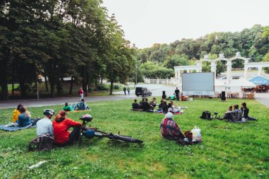 Lviv, Ukrayna-Temmuz 12, 2019: insanlar film izlemek için şehir parkında toplandı
