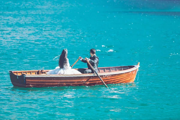 Braies, Itálie-13. červen 2019: malý rodinný ženich a nevěsta na lodi u jezera — Stock fotografie