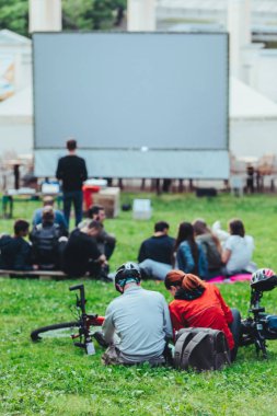 insanlar film izlemek için şehir parkında toplandı