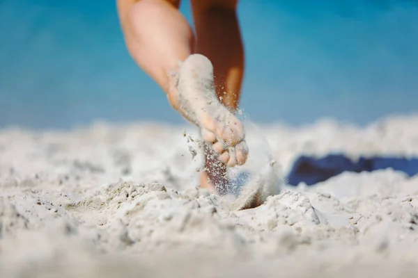 Pernas de mulher andando pela areia praia hora de verão — Fotografia de Stock