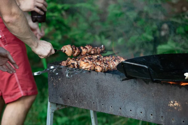 Cottura della carne al fuoco barbecue — Foto Stock